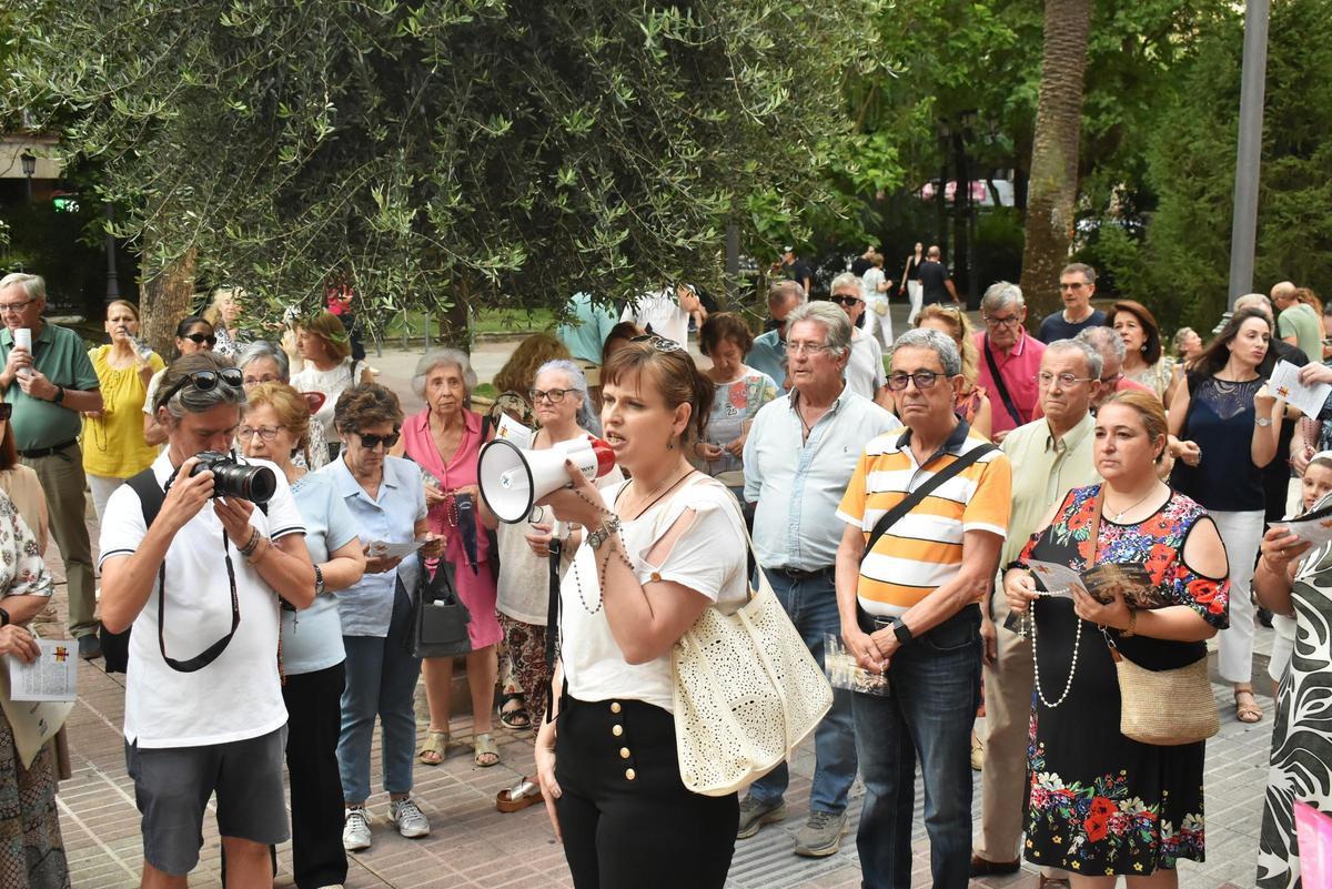 Galería | Decenas de personas rezan un rosario por la Cruz de los Caídos en Cáceres