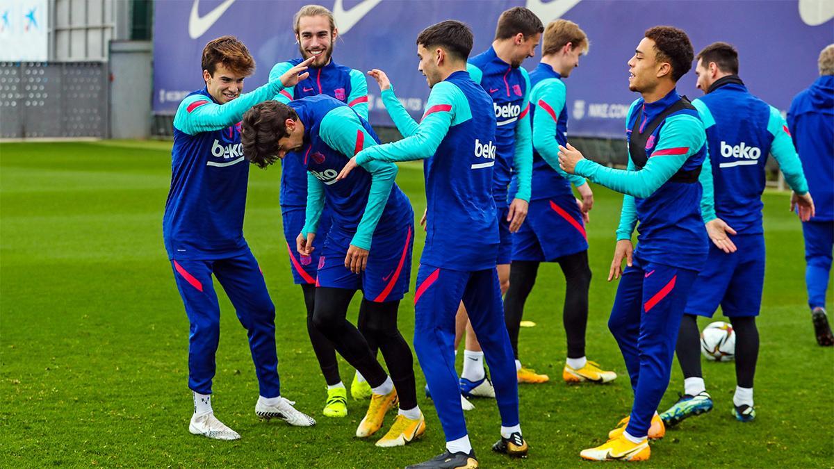 El Barcelona se entrena sin Araujo