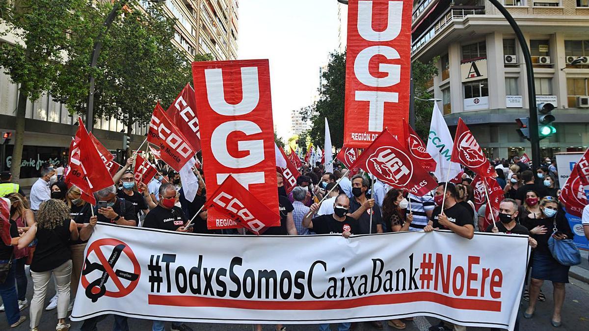 Manifestación de los trabajadores de CaixaBank, ayer en la Gran Vía de Murcia.