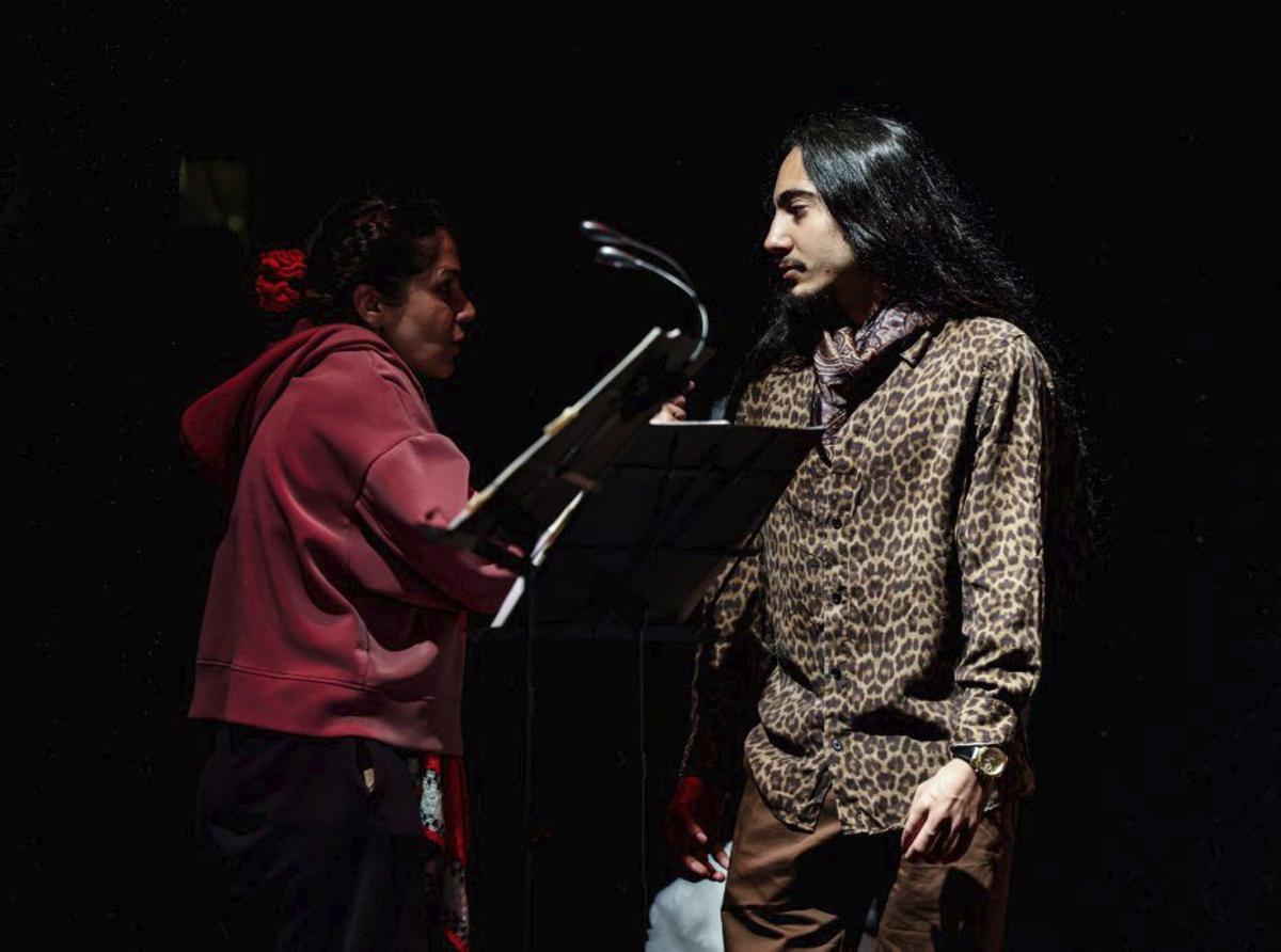 Coco Reyes dando instrucciones al artista ÉlRafael. | T. ESCOBAR