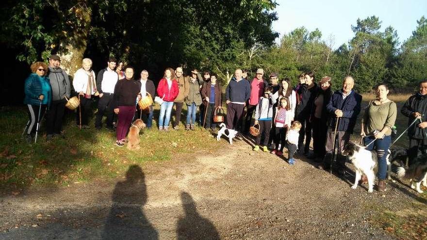 Asistentes, ayer, durante la salida al monte de Estrada Micolóxica.