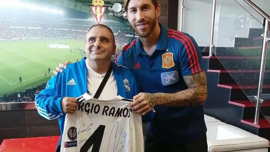 Víctor Castrillón y Sergio Ramos posan con la camiseta firmada por el jugador.