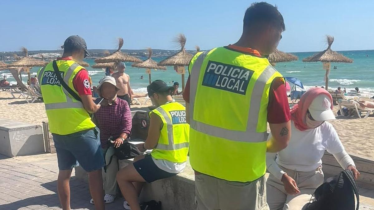 Agentes de la Policía Local de Palma piden la documentación a masajistas ilegales chinas.