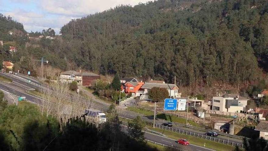 La autovía A-52 a su paso por la parroquia porriñesa de Cans. // A. Hernández