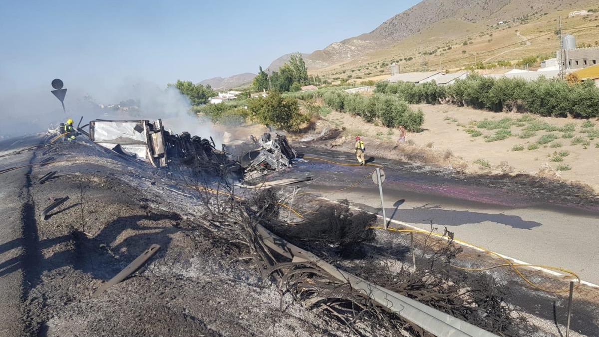 Los bomberos acudieron al lugar del accidente para apagar el fuego.