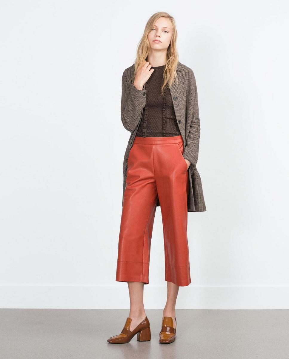 Pantalón culotte de polipiel de Zara (25,95€)