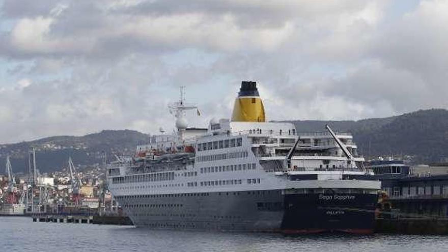 El &quot;Saga Sapphire&quot;, ayer en el puerto vigués. // A. Villar