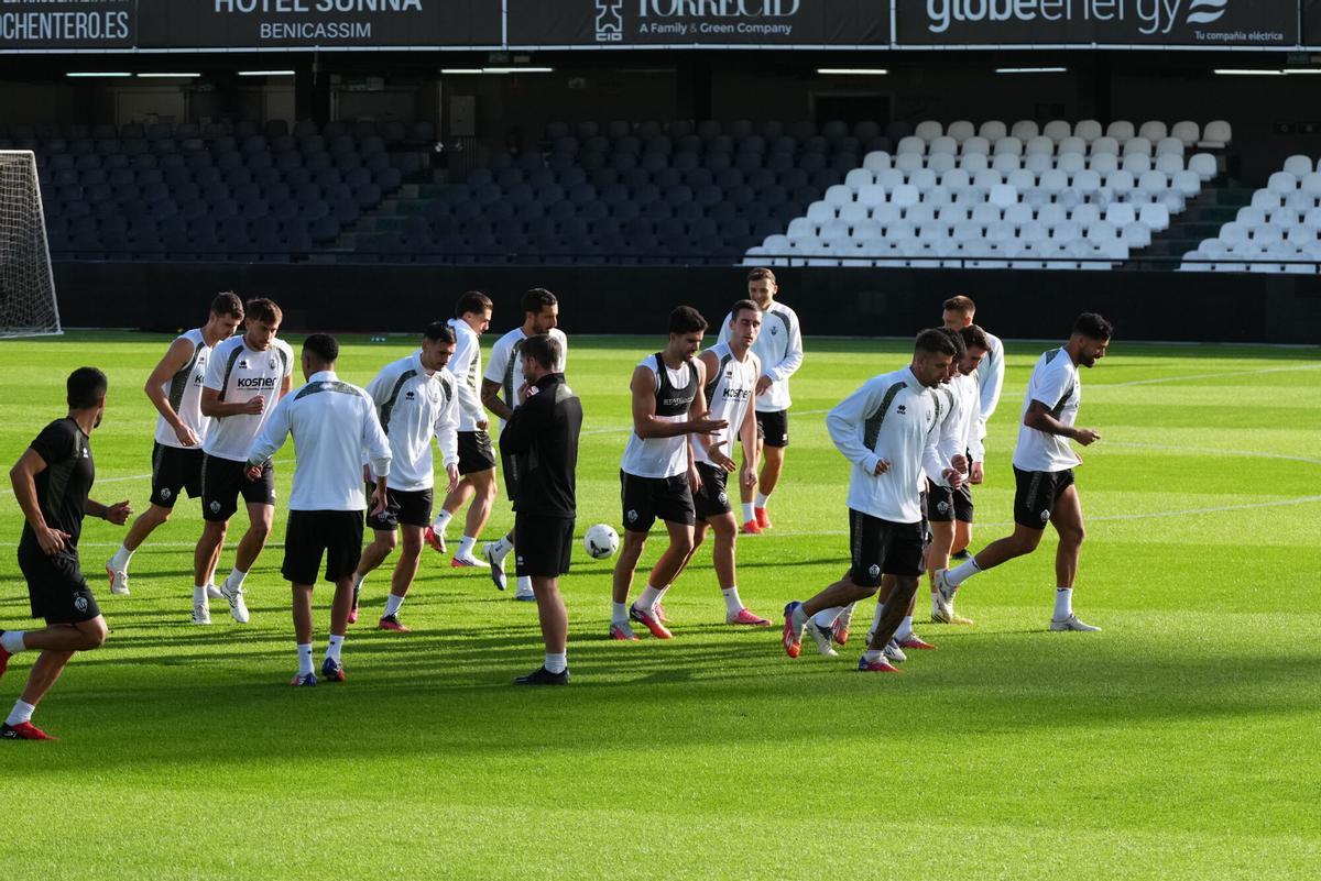 Galería | El CD Castellón entrena en el SkyFi Castalia antes de recibir al Sporting
