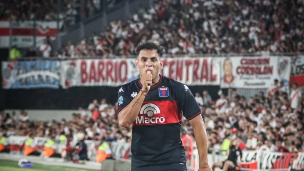 La cantera tira del carro en el Sevilla FC - Ceuta con este golazo