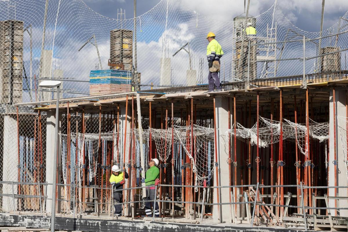 Obreros en una promoción urbanística que se está construyendo, ayer.