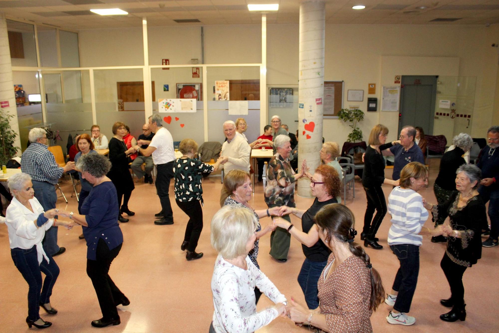 Los mayores de Dénia bailan en San Valentín (imágenes)