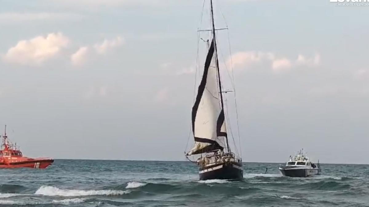 Un velero encalla en la playa de Gandia