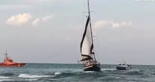 Un velero encalla en la playa nudista de Gandia
