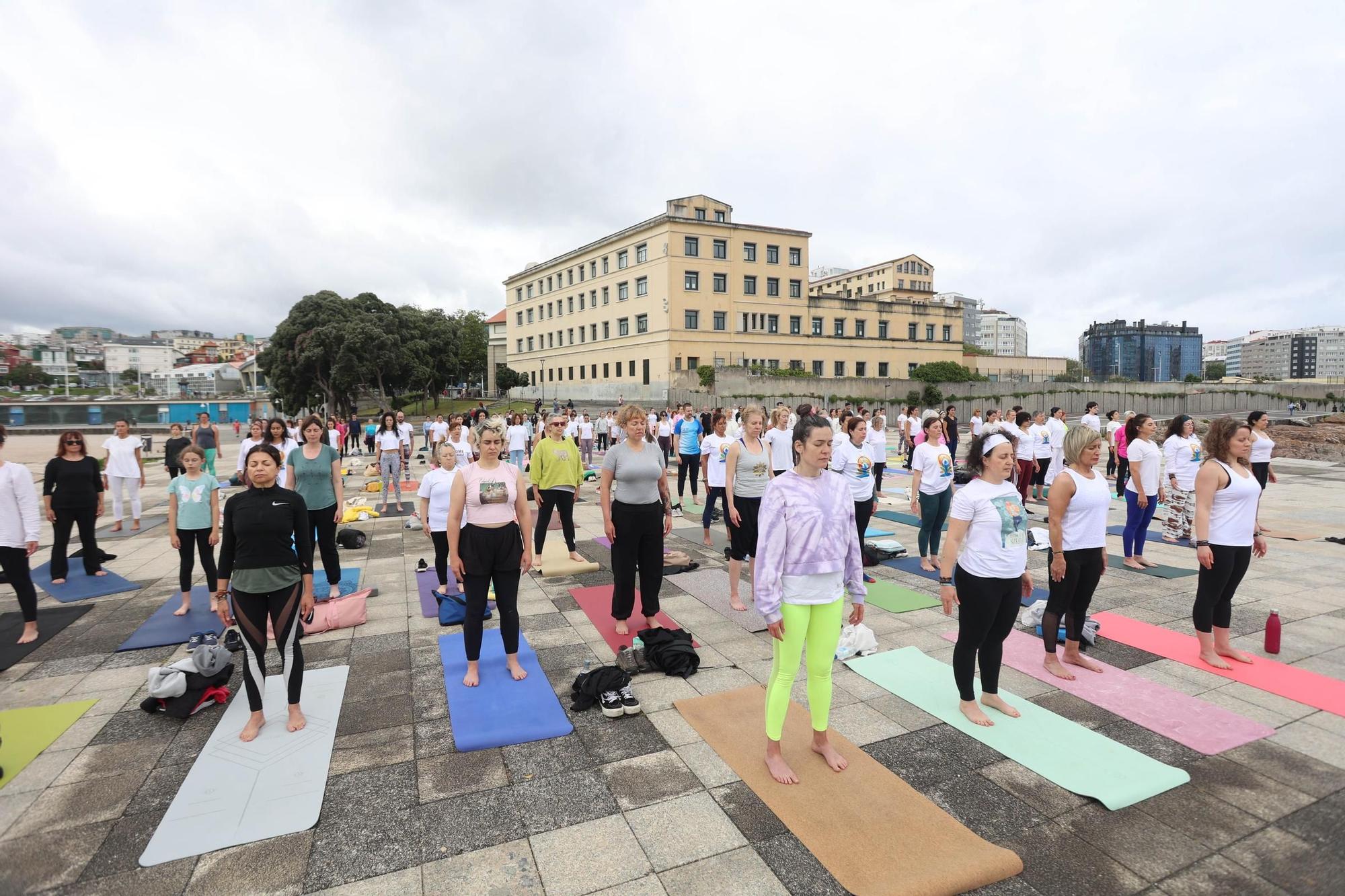 Clase de yoga y meditación en las Esclavas a cargo de la profesora de la embajada de la India