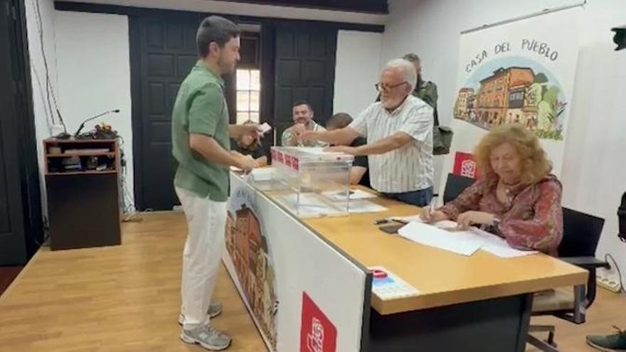 VÍDEO: Los candidatos a las primarias del PSOE, Sergio Llera y Enrique Rodríguez Nuño, abren las votaciones en la Casa del Pueblo