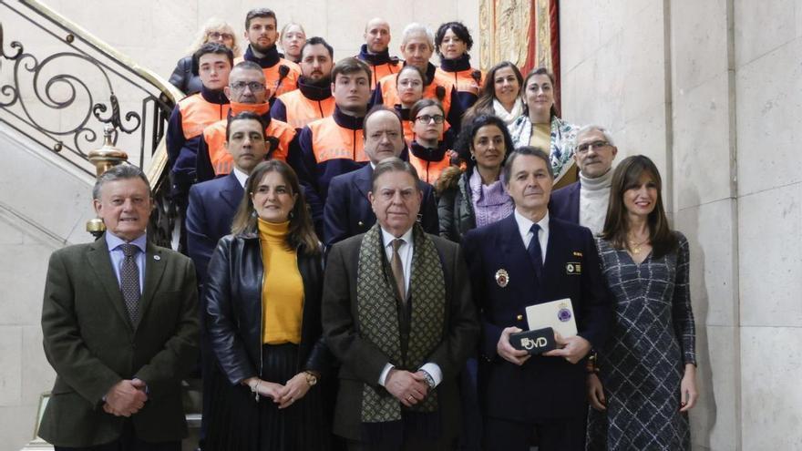 El equipo de Protección Civil de Oviedo recibe orgulloso su premio &quot;a la solidaridad y generosidad altruista&quot;