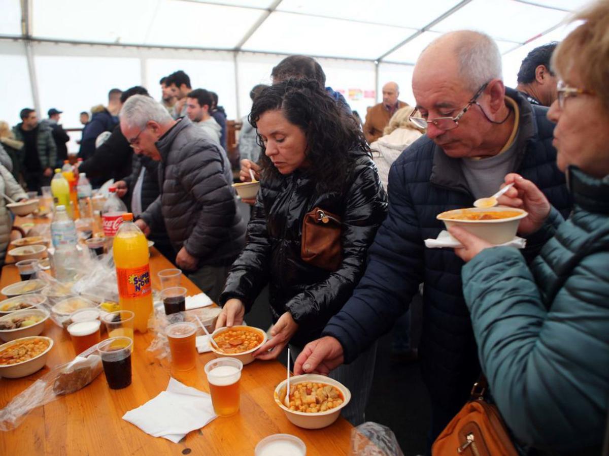 Degustación de callos en la pasada fiesta de San Martiño. | // NOÉ PARGA