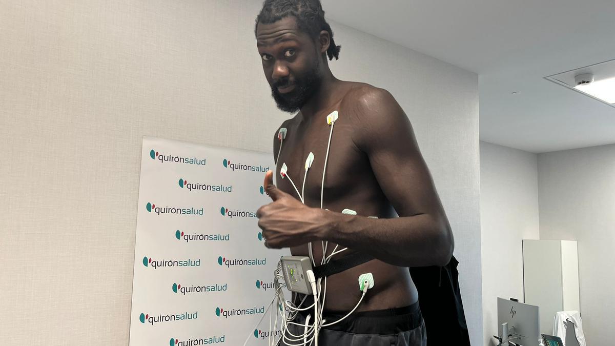 Khalifa Koumadje, durante el reconocimiento médico