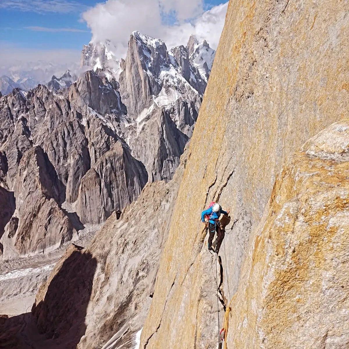 Cordada de Nieves Gil y Lucía Guichot en La Torre Sin Nombre del Karakórum