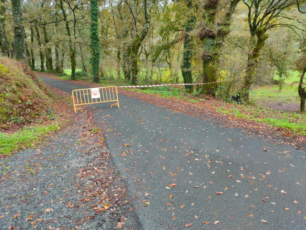 Vial cortado en Vilatuxe por el desbordamiento del río Deza.