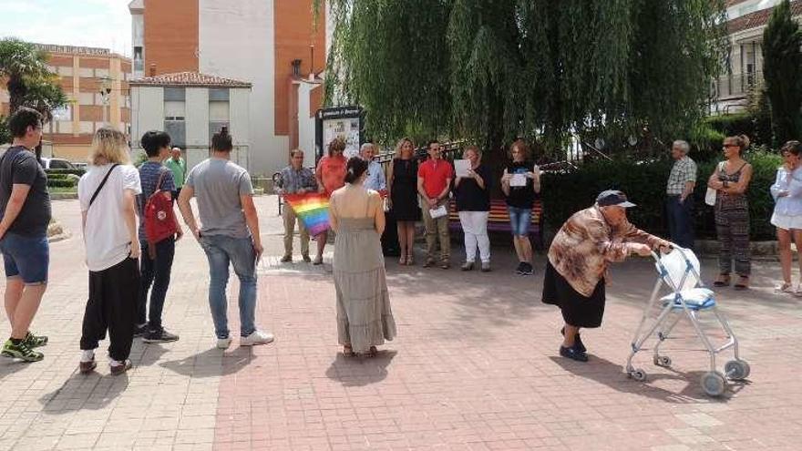 Un momento de la lectura del manifiesto en la plaza de las Monjas.