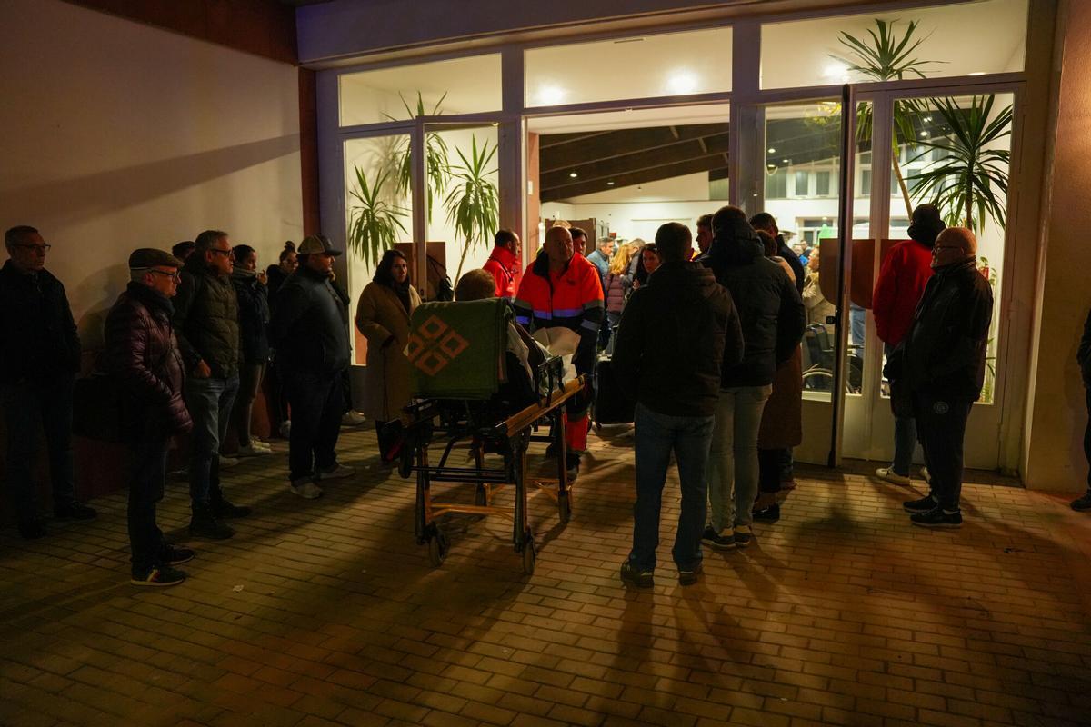 Coordinación de los equipos emergencias en el Polideportivo de Adamuz.