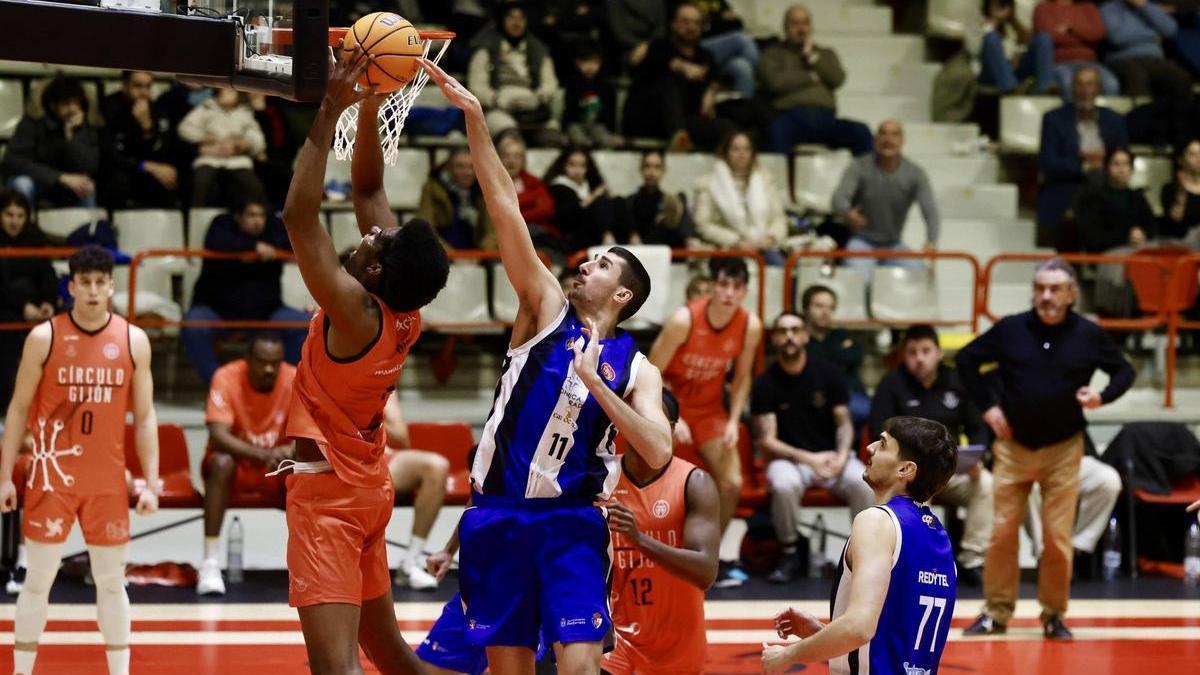Imru Duke trata de anotar ante el Ponferrada.