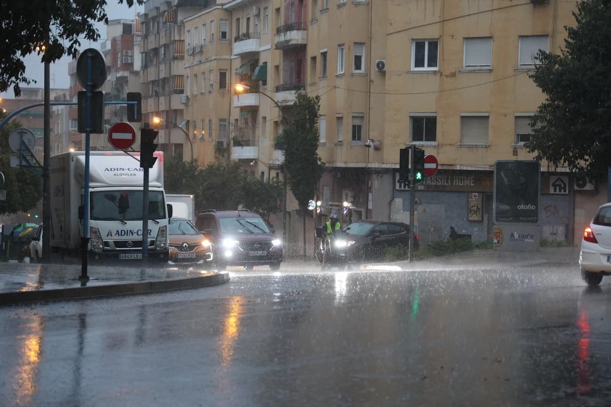 Imágenes de la lluvia en el barrio alicantino de Altozano.