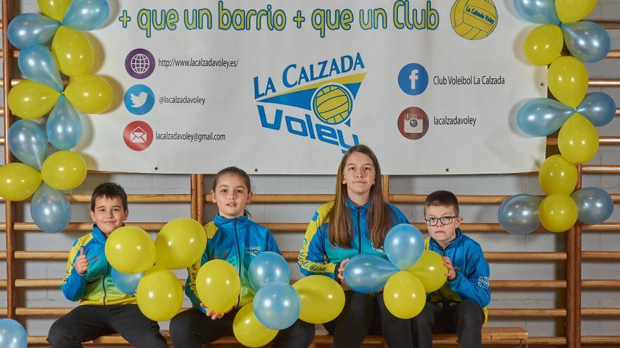 El Club Voleibol La Calzada presenta su cantera de 250 jugadores