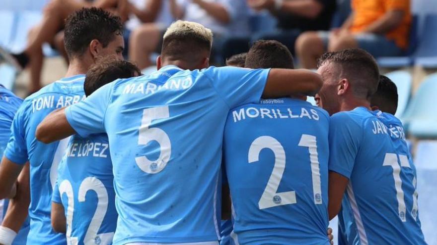Los futbolistas de la UD Ibiza celebran uno de sus tantos al Inter de Madrid