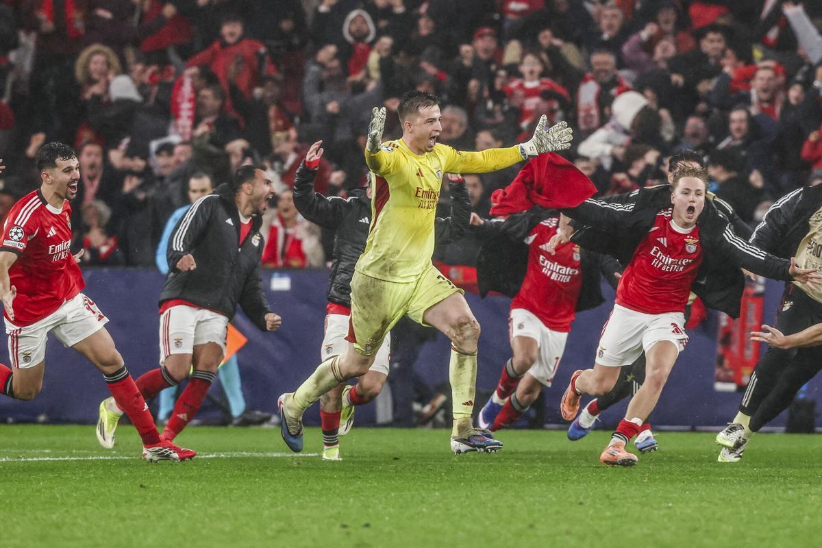 El portero del Benfica Anatoliy Trubin (2-I) celebra con sus compañeros el 4-2 durante el partido de la UEFA Champions League que han jugado SL Benfica y Real Madrid, en Lisboa, Portugal.