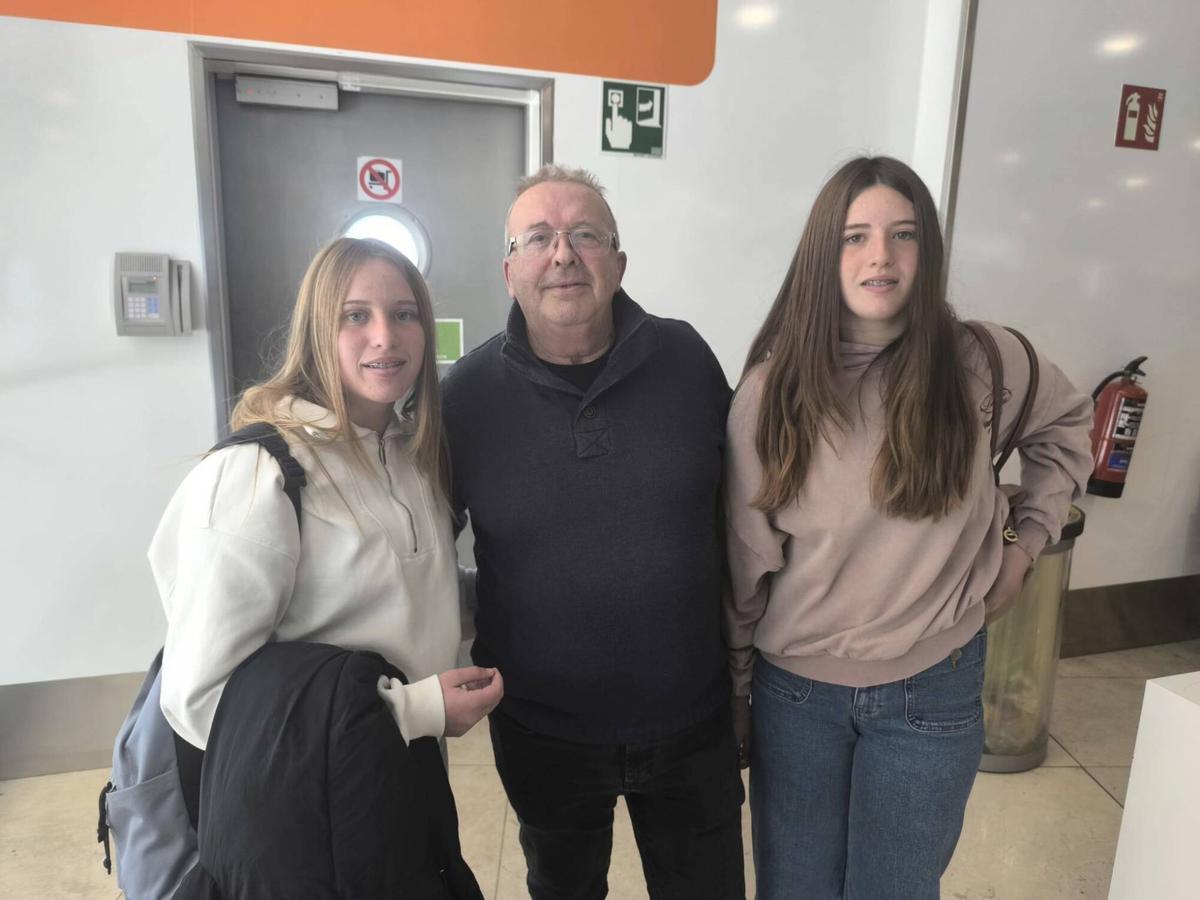 Laia, Jacinto y Myriam, al aterrizar en Madrid. España-Alemania de fútbol femenino