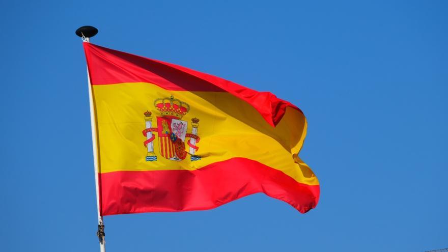 La DGT puede multarte por llevar una bandera de España en el coche