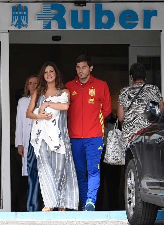 Sara Carbonero saliendo del hospital junto a Iker Casillas tras dar a luz a su segundo hijo