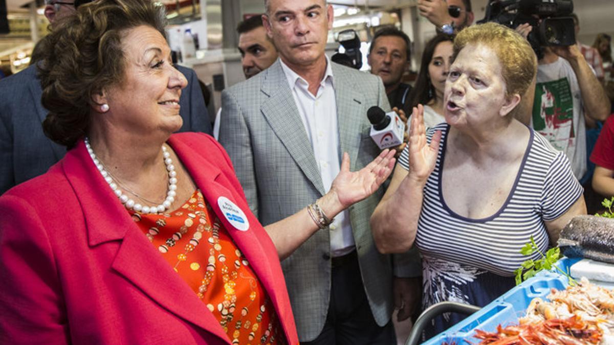 La alcaldesa de Valencia, Rita Barberá, es increpada en un mercado de su ciudad el pasado día 15, en un acto de campaña.