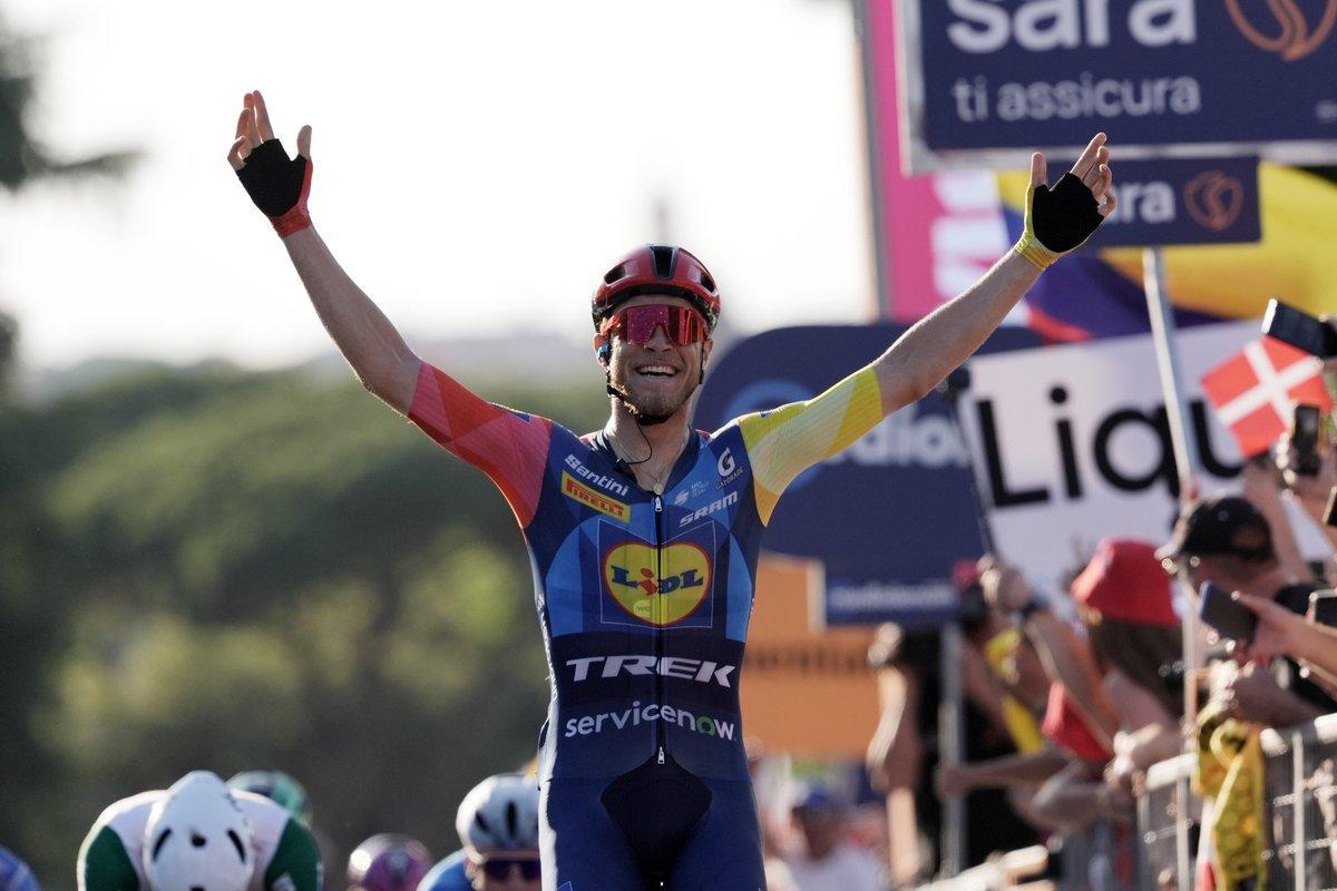 Jonathan Milan gana la última etapa del Giro en Roma.