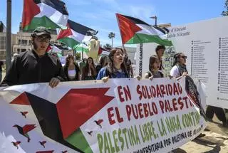 Estudiantes se manifiestan por Palestina frente al rectorado de la UA