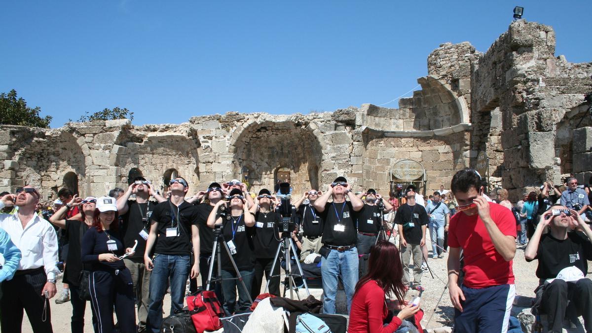 Miembros de la Agrupación Astronómica La Safor, en una jornada de observación