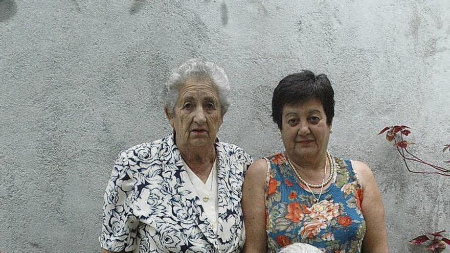 Isaura Sáchez Vázquez junto a su hija Elena y su nieta Concha. // D.P.