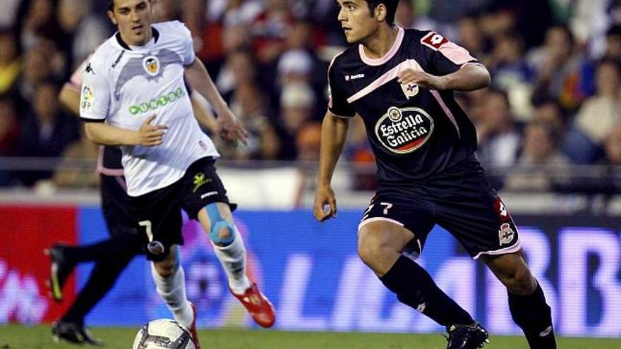 David Rochela, a punto de recibir el balón en Mestalla con David Villa al fondo. / j. c. cárdenas