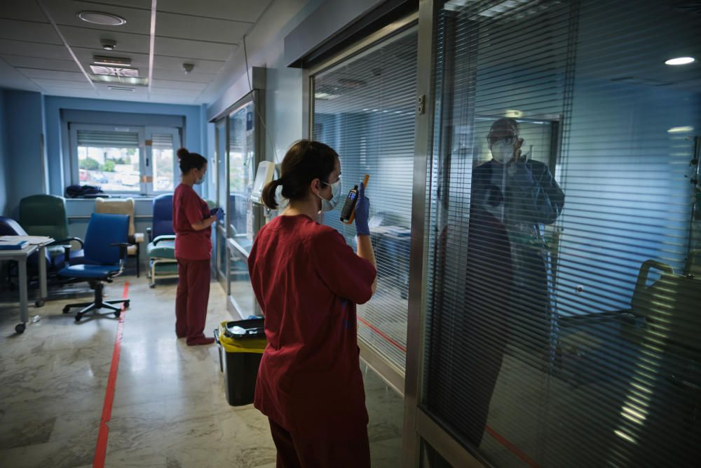 Reportaje sobre la situación en el hospital durante el Covid-19 La Candelaria Mascarillas coronavirus sanitarios test UCI UVI  | 24/04/2020 | Fotógrafo: Andrés Gutiérrez Taberne