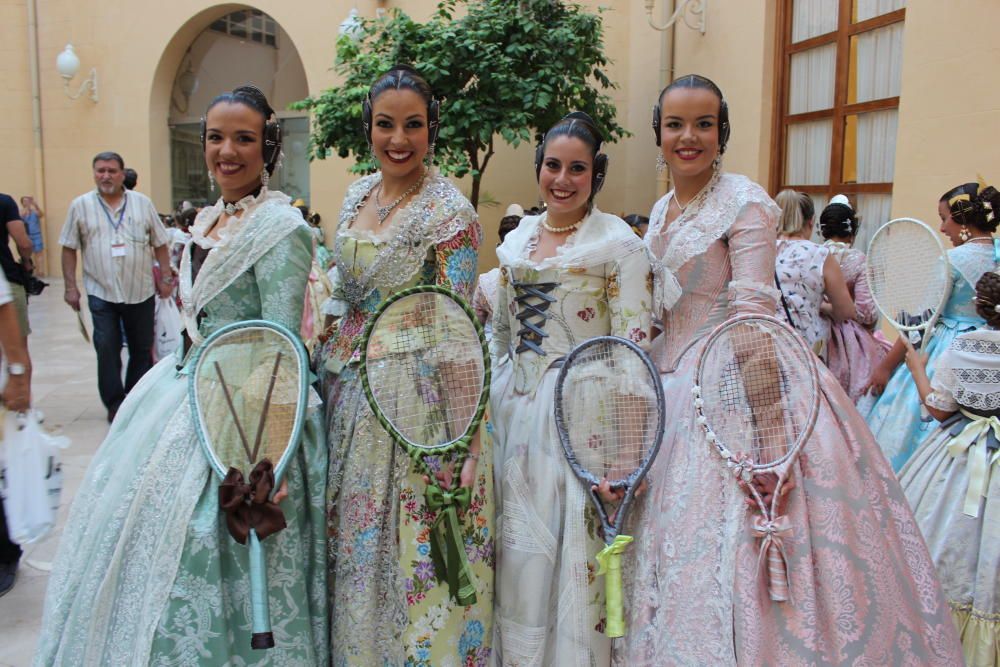 Tres generaciones de falleras en la Batalla de Flores