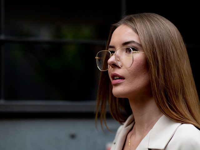 Primer plano de chica en un look de Street Style