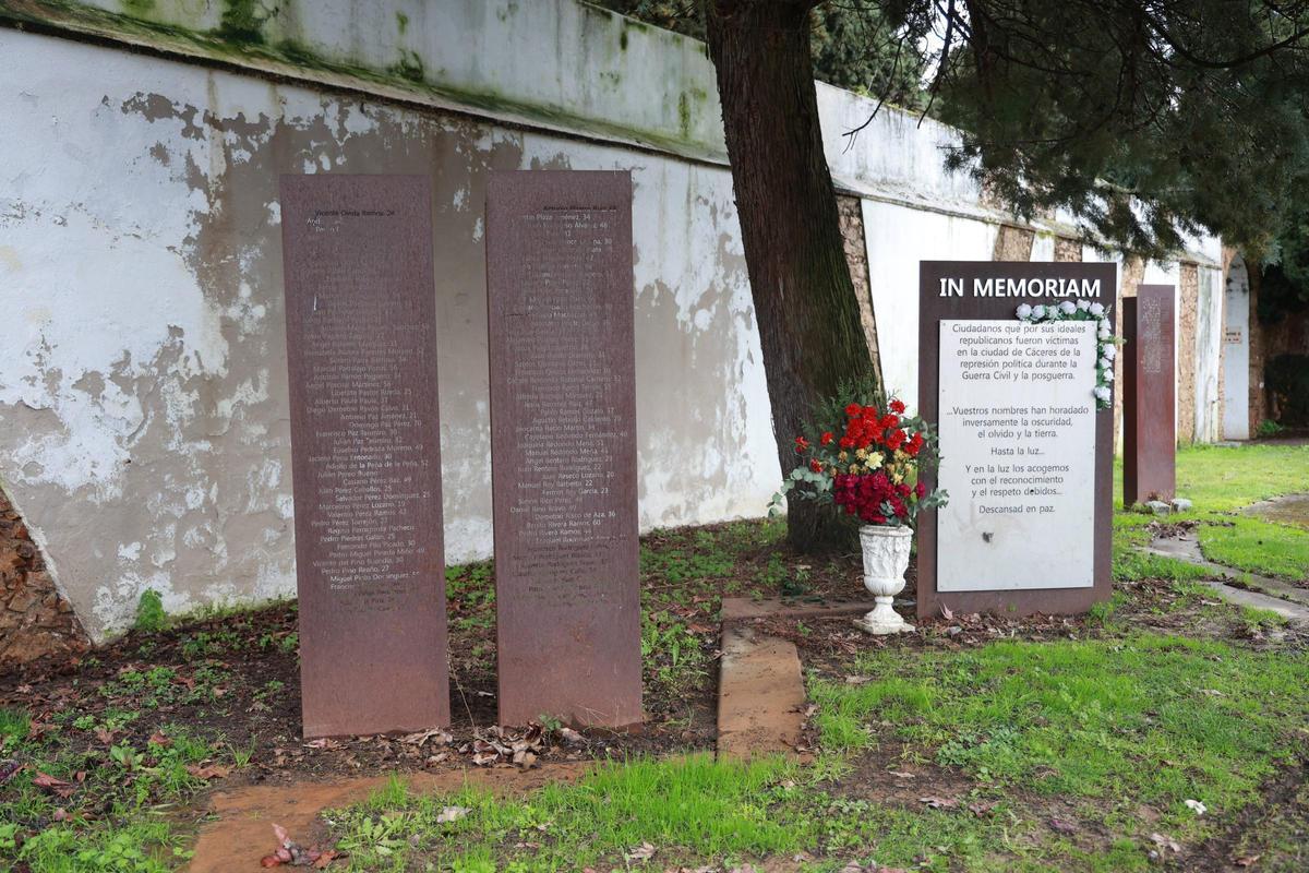 Galería | Zona en la que está el memorial a las víctimas en el cementerio de Cáceres