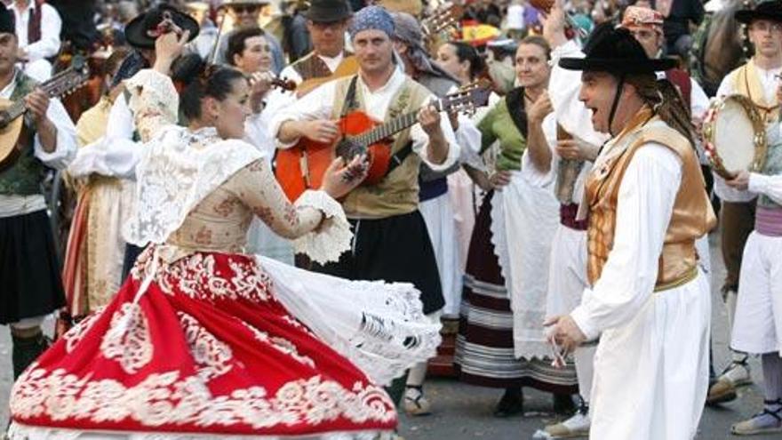 Una huertana baila al son de una canción típica de la Región