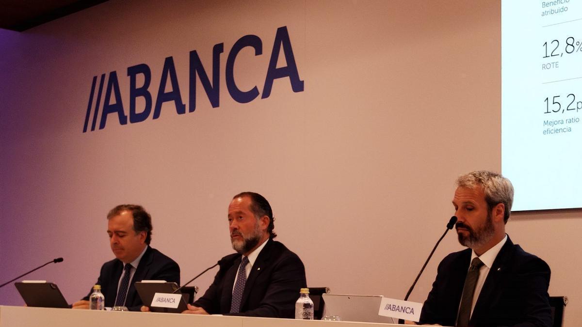 Francisco Botas (i), Juan Carlos Escotet y Alberto de Francisco durante la presentación de los resultados de Abanca en el primer semestre de 2023