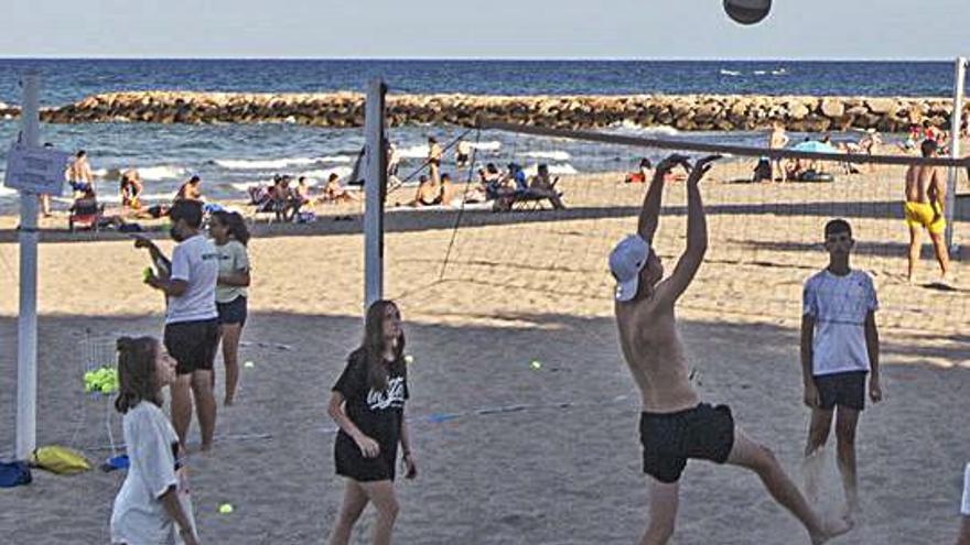 Playa del Trajo Esta zona cuenta con varias pistas de vóley playa y juegos con porterías de fútbol.