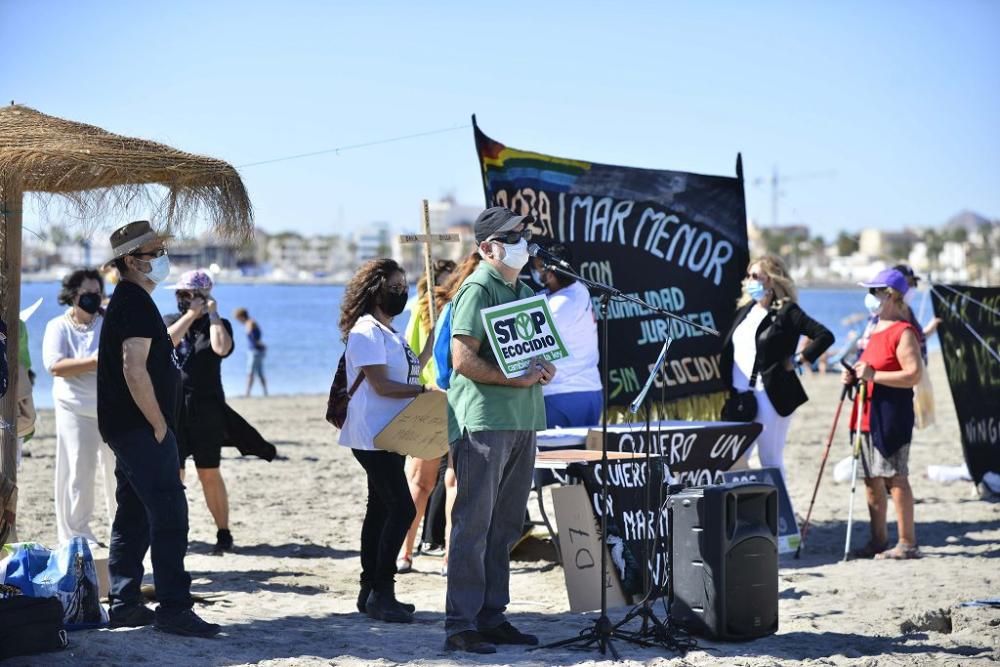 Centenares de personas se concentran en Villananitos para alertar del mal estado del Mar Menor