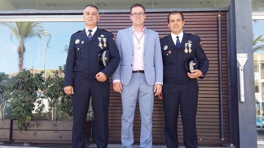 El Ayuntamiento de Algorfa otorga la Medalla al Mérito Civil a dos policías locales