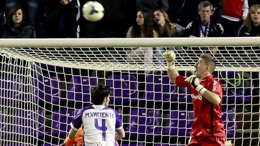 Guaita despeja con el puño, con un defensa del Valencia junto a Marc Valiente. // R.García